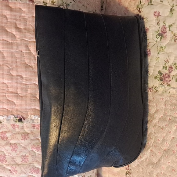 Valentino Garavani Luxury Black Leather Clutch - Picture 2 of 8